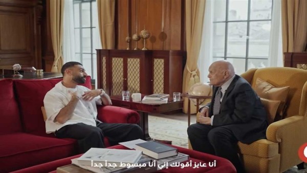 «كنت واثق من نفسي».. محمد صلاح يحاور لأول مرة السير مجدي يعقوب (فيديو)