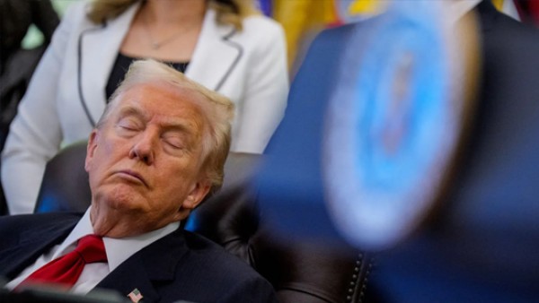 صور ترامب "النعسان" تشعل الجدل في أميركا.. والبيت الأبيض يرد