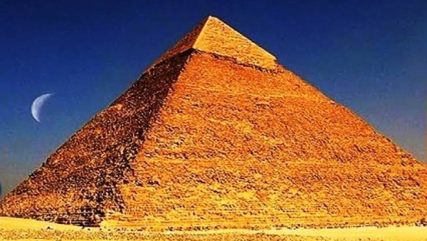 بحضور مترجم ومندوب السفارة.. إخلاء سبيل 3 سائحين تجردوا من ملابسهم بجوار الهرم الأكبر