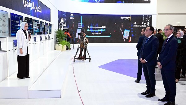 وزير الاتصالات: جذب 15 شركة تُصنع الهواتف المحمولة وملحقاتها في مصر