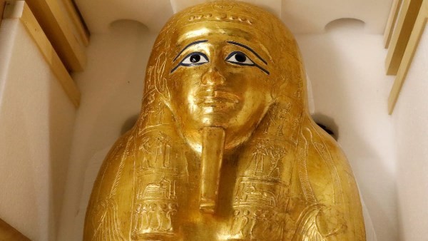 منع مسئول وآخرين من السفر والتحفظ على أموالهم لسرقة آثار متحف الحضارة