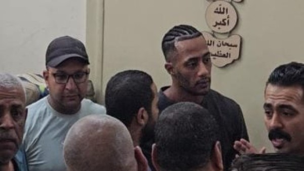 انهيار محمد رمضان بجوار جثمان والده قبل تشييع جثمانه ووصول زوجته