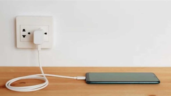 بعد وفاة أسرة كاملة.. 3 طرق لشحن الهاتف دون الحاجة لشاحن