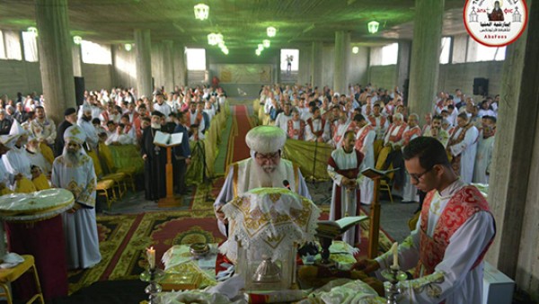 وضع حجر الأساس.. الأنبا مكاريوس يترأس القداس الأول بكنيسة شهداء طريق دير الأنبا صموئيل في تذكار استشهادهم