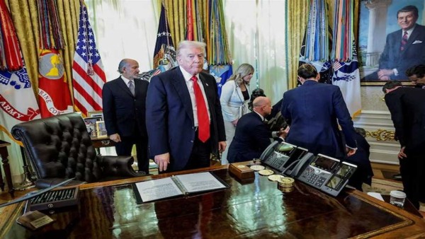 «مجرد التواجد معه قد يسبب الموت».. «السوشيال ميديا» تتفاعل مع حادثة إغماء ضيف ترامب