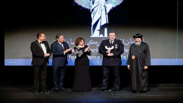 إلهام شاهين: مطران جنوب أمريكا يسلم إمامين مستنيرين من ألبانيا وتنزانيا جائزة الاستنارة تقديرًا لدورهما الإنساني والتنويري في المجتمع