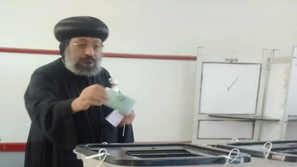 الأنبا أرسانيوس يدلي بصوته فى الانتخابات البرلمانية بالوادي الجديد