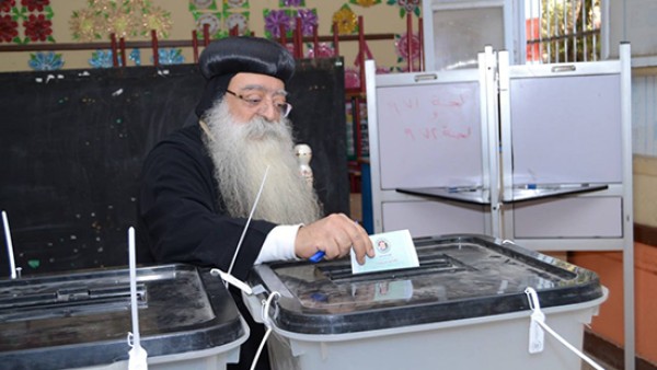 الأنبا تكلا يدلي بصوته في انتخابات مجلس النواب بمدينة دشنا