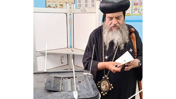 نيافة الأنبا ثاؤفيلس يدلي بصوته في الانتخابات البرلمانية بمنفلوط