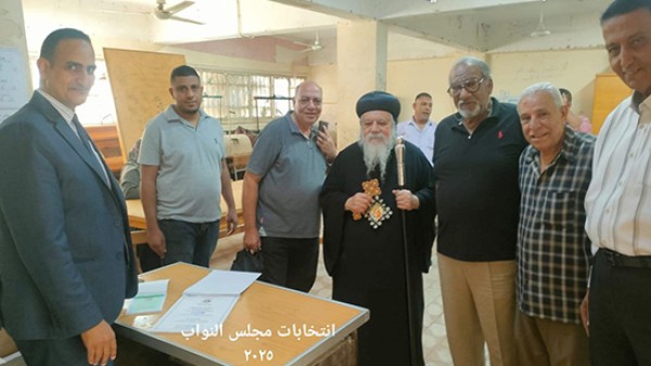 نيافة الأنبا ديمتريوس يدلي بصوته في انتخابات مجلس النواب بملوي