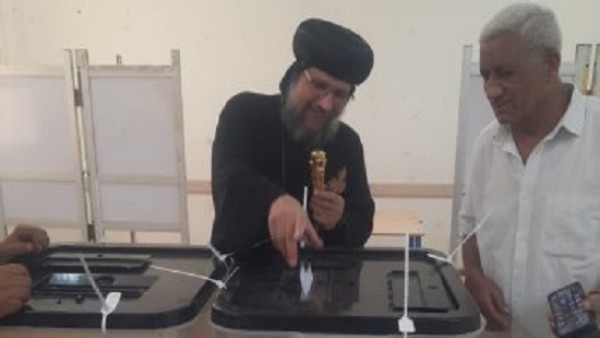 الأنبا بقطر يدلي بصوته في انتخابات مجلس النواب بديرمواس بالمنيا
