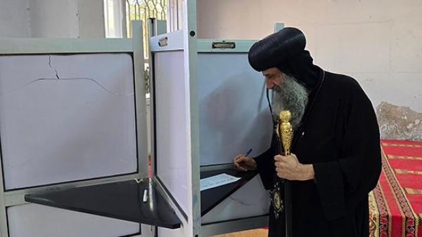 نيافة الأنبا بيجول يدلي بصوته في الانتخابات البرلمانية بالقوصية