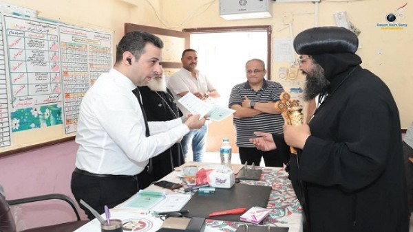 الأنبا إيلاريون يُدلي بصوته في انتخابات مجلس النواب بالبحر الأحمر