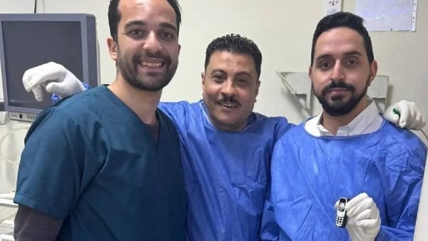استخراج هاتف محمول من بطن مريض بعد 11 شهرا بمركز الجهاز الهضمي بالمنصورة