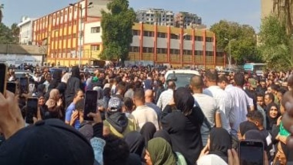 لحظة سقوط زوجة إسماعيل الليثى أثناء تشييع جثمان زوجها.. فيديو