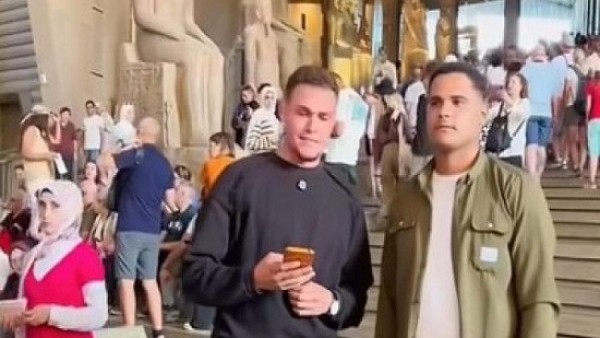 خالد منتصر بعد واقعة الشاب : أوقفوا محاولات تديين وأسلمة المتحف المصري الكبير .. رعب بعدما بدأ المصريون في ترسيخ هويتهم الحقيقية