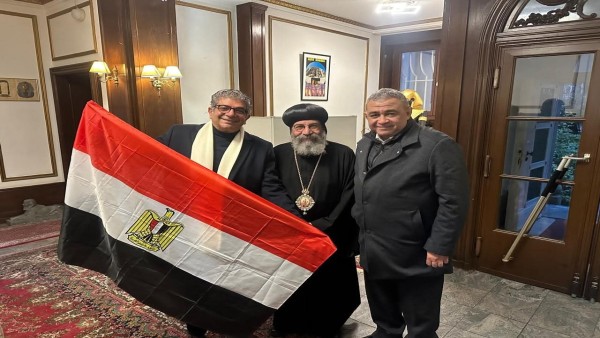 بالصور.. الأنبا ديسقوروس يؤدي الواجب الانتخابي