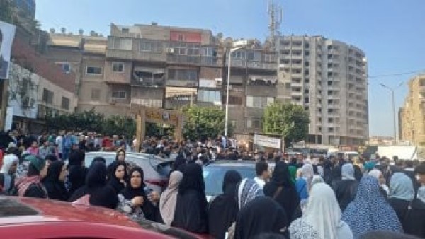 الحشود تنتظر جثمان الراحل إسماعيل الليثي تمهيدًا لتشييع الجنازة