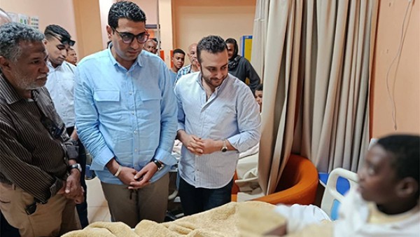 نائب محافظ الأقصر يزور ضحايا حادث طريق إسنا بمستشفى طيبة التخصصي