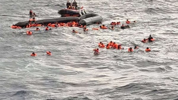 بينهم مصريان، غرق 4 وإنقاذ العشرات في انقلاب قاربي مهاجرين قبالة سواحل ليبيا (صور)