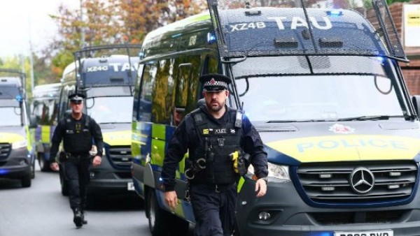 السلطات البريطانية تعتقل رجلين بعد طعنهما أشخاص على متن قطار