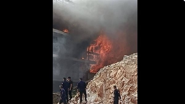 لحظة اندلاع حريق في سفينة نيلية بأسوان (فيديو)