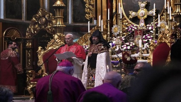 البابا لاون يزور الكاتدرائية الأرمنية في إسطنبول : فرصة لشكر الله على الشهادة المسيحية الشجاعة للشعب الأرمني عبر القرون