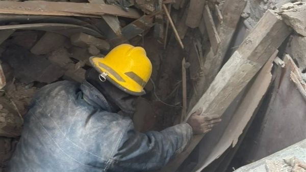 انهيار جزئي لعقار مكون من 3 طوابق في الخليفة