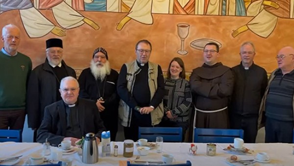 بالفيديو.. الأنبا دميان والمطران أبراهام ورجال الإكليروس واللاهوت الألمان يحتفلون بعيد ميلاد قداسة البابا 73