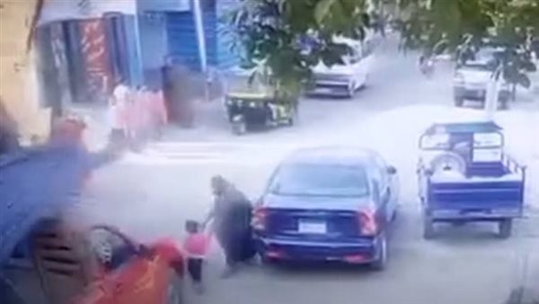 لحظة تحبس الأنفاس، العناية الإلهية تنقذ طفلا من الدهس أسفل سيارة محملة بالحديد (فيديو)
