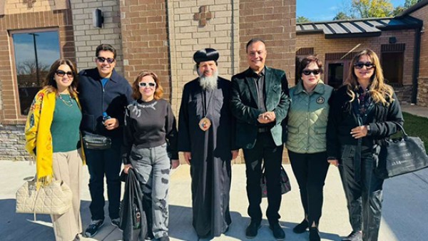 إلهام شاهين تزور الكنيسة القبطية في تينيسي وتشكر الأنبا يوسف على دعوته للإفطار