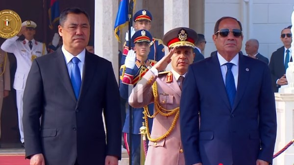 لحظة استقبال الرئيس السيسي لنظيره من الجمهورية القيرغيزية