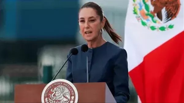 شاب مخمور احتضنها وحاول تقبيلها، لحظة التحرش برئيسة المكسيك وسط حراسها (فيديو)