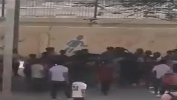شاهدها تحمل شيشة إلكترونية.. بلطجي يقتحم مدرسة بالهرم ويعتدي على زميل شقيقته
