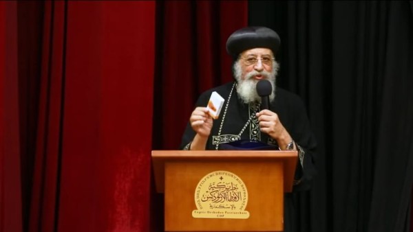 احتفالًا باليوبيل الذهبي لدفعته في صيدلة الإسكندرية.. البابا تواضروس يهدي الكهنة «كيس أدوية» لرفع المناعة