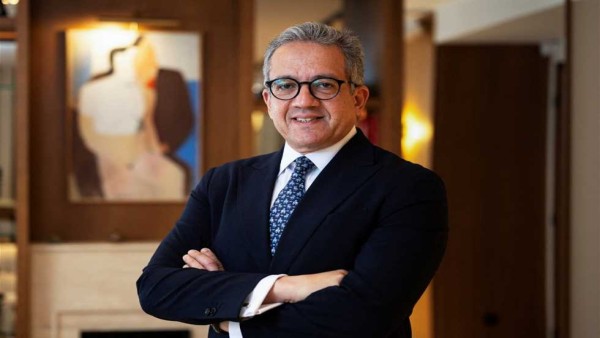 أول تعليق من خالد العناني بعد اعتماده رسميًا مديرًا عامًا لمنظمة «اليونسكو»