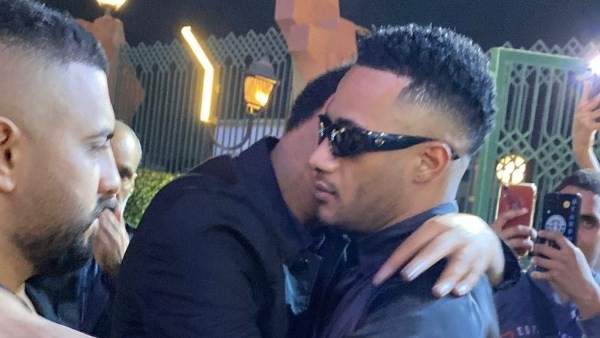 رغم حزنه على وفاة والده.. محمد رمضان يعزي فى السيناريست أحمد عبد الله