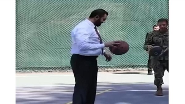 فيديو .. أحمد الشرع يلعب كرة السلة مع قادة الحملة العسكرية الأمريكية للقضاء على عناصر تنظيم داعش في سوريا