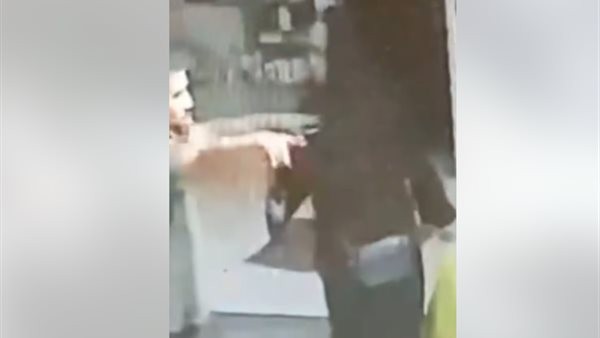 شاب يصفع مسنة ويسقطها أرضًا، والنشطاء: الناس جرالها ايه؟! (فيديو)