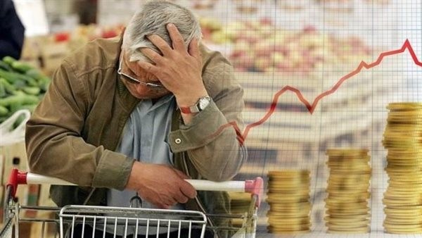 أغلب المصريين مطحونين، خبير اقتصادي يوجه رسالة للحكومة بشأن زيادة الضرائب على السلع والخدمات