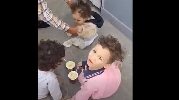 بينهم رضيعة، أم تترك أطفالها الثلاثة في الشارع، والنشطاء: رايحة بينا على فين يا دنيا؟! (فيديو)