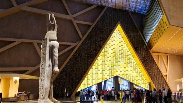 آلاف الزوار يتوافدون على المتحف المصري الكبير في أول أيام افتتاحه الرسمي