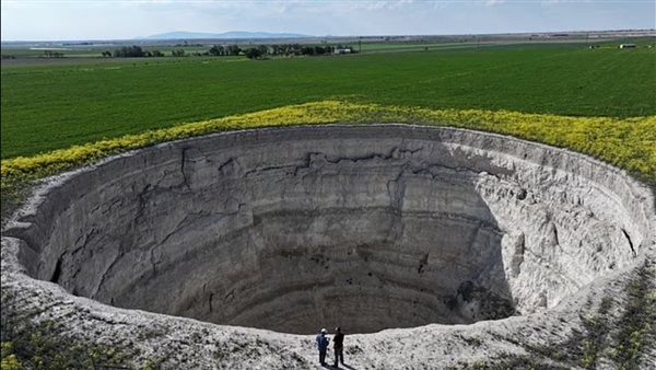 كارثة غريبة وغامضة، ظهور مفاجيء لـ700 حفرة ضخمة تبتلع مزارع القمح في تركيا (فيديو)