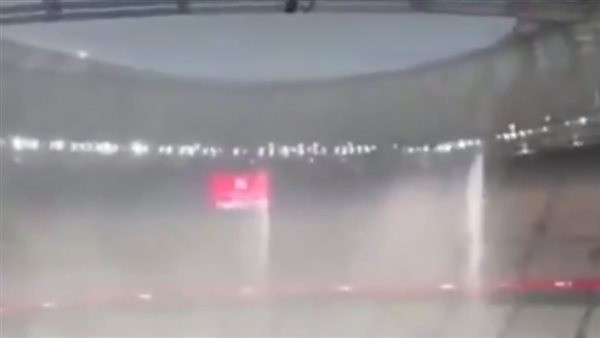 مشجع يستعرض السيول أمام ملعب لوسيل قبل مباراة المغرب والأردن (فيديو)