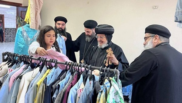 الأنبا مرقس يفتتح معرض الملابس للشباب بالإيبارشية