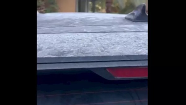 حالة نادرة.. الصقيع يُغطي السيارات في الرياض (فيديو)