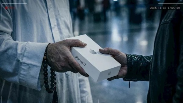 "آيفون" بماء زمزم.. تجار يستغلون معتمرين للاستيلاء على المليارات من خزينة الدولة