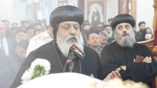 الأنبا ميخائيل يشارك في صلاة جنازة والدة الأنبا فيلوباتير بكنيسة السيدة العذراء بالفكرية