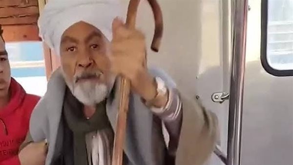 أول تعليق من نجل العجوز الصعيدي على واقعة فتاة المترو (فيديو)