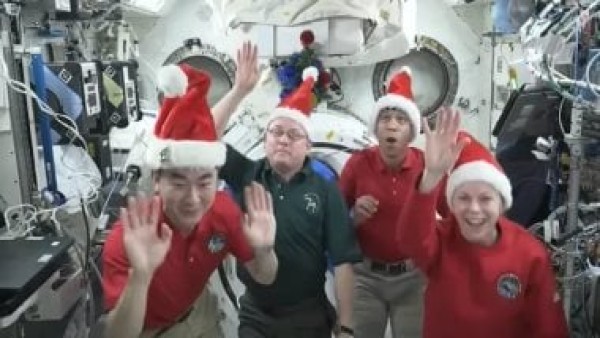احتفالات الكريسماس فى الفضاء.. شاهد رواد المحطة الدولية بزي بابا نويل